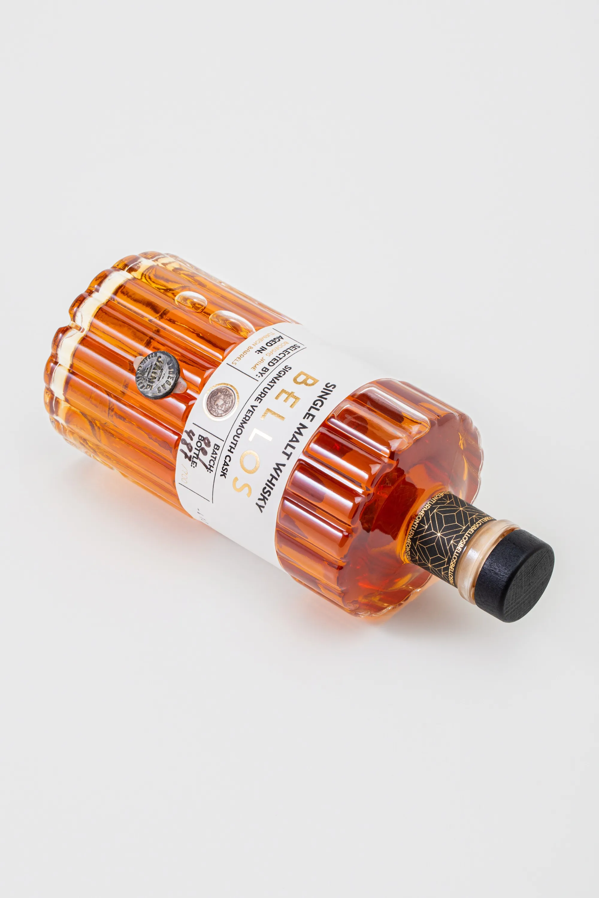Botella de Bellos Single Malt en estudio