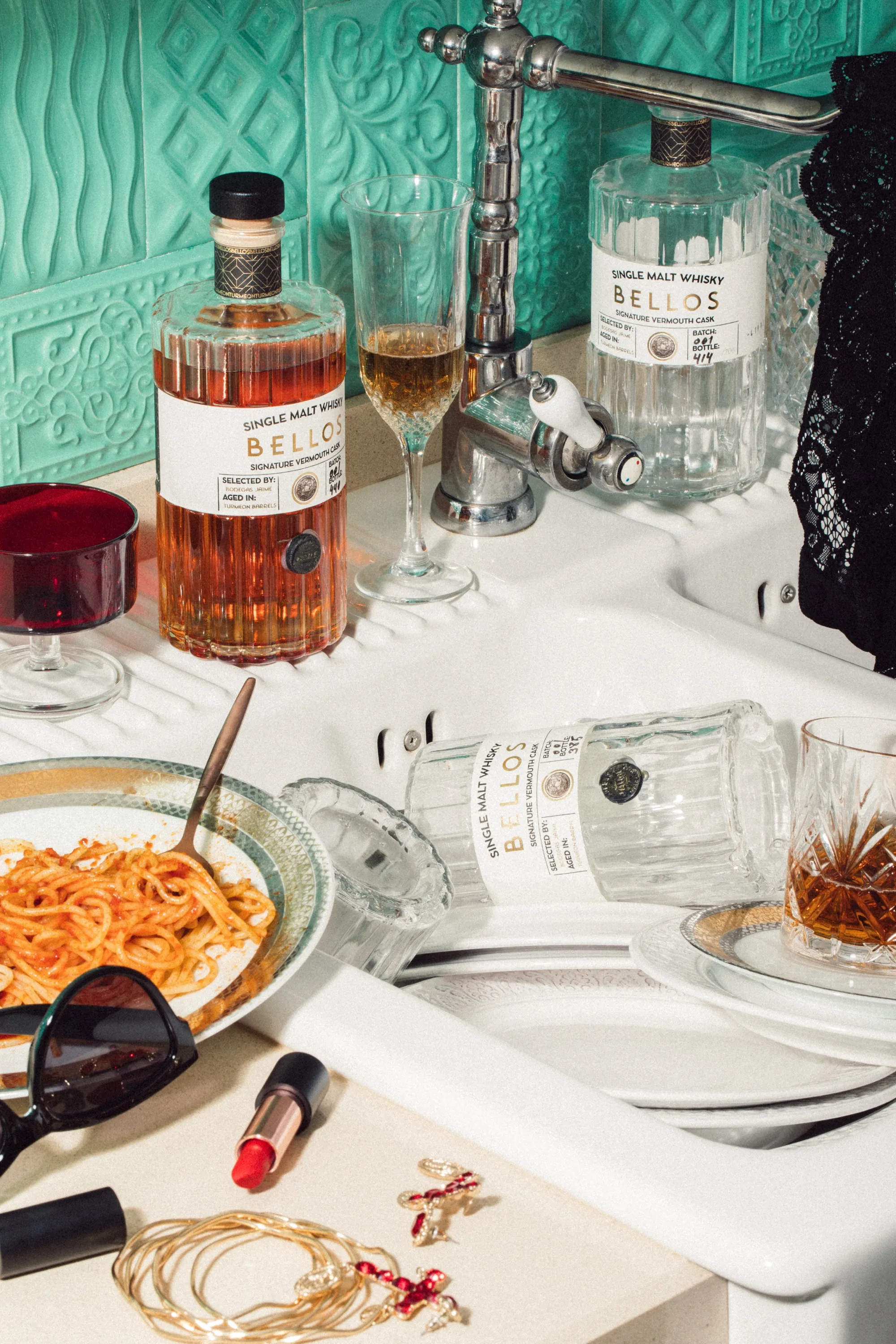 Bellos whisky en escena de cocina lifestyle