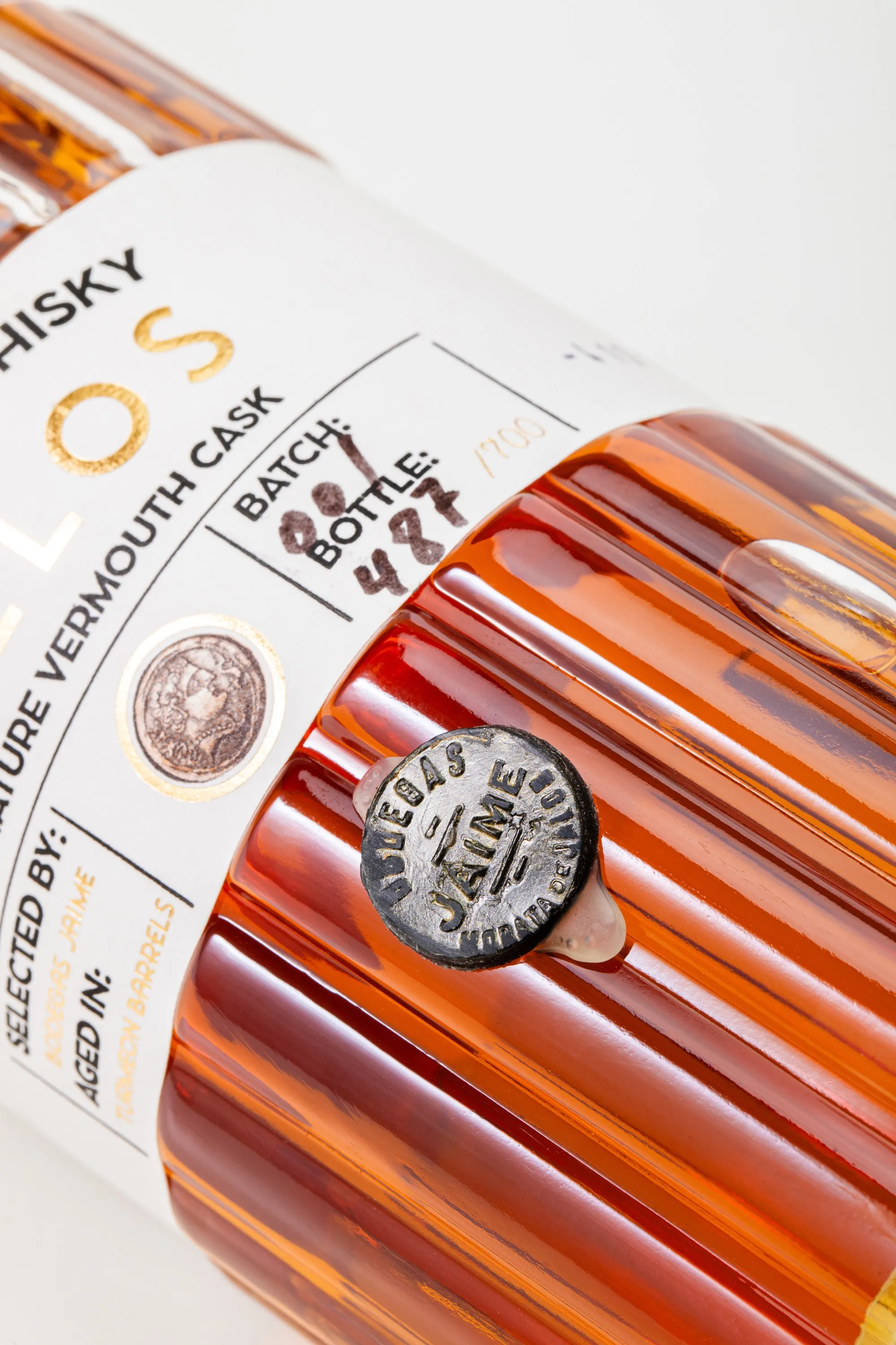 Detalle del sello de lacre de Bellos whisky