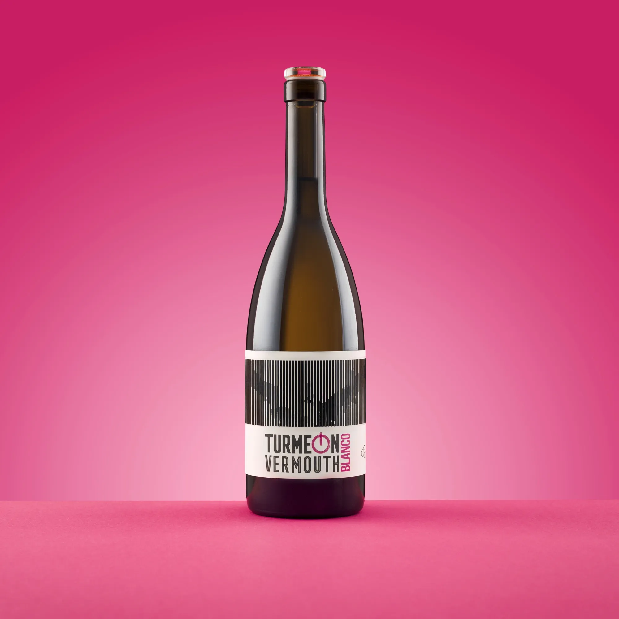 Botella de Turmeon Blanco sobre fondo rosa