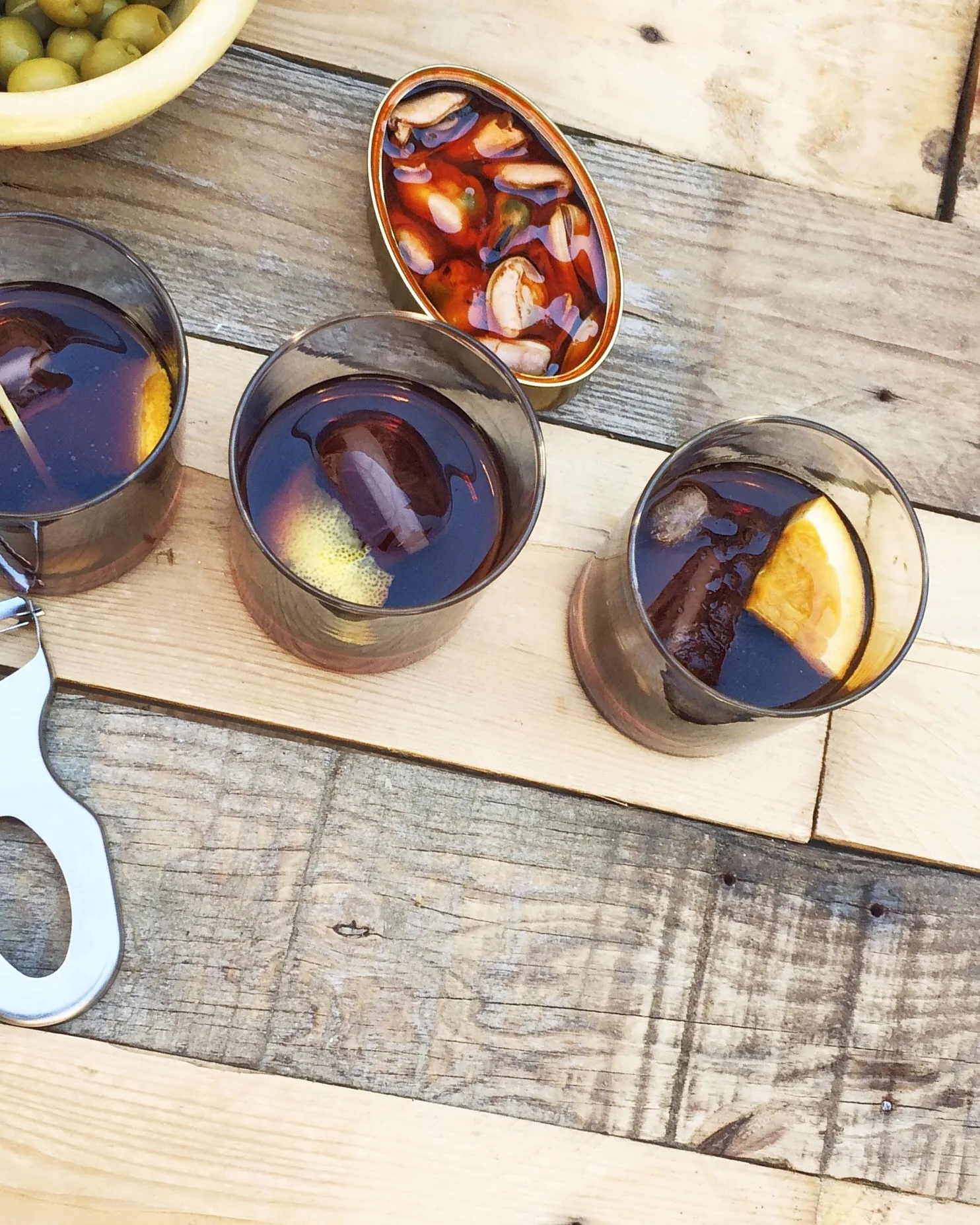 Vasos de vermut con tapas sobre madera