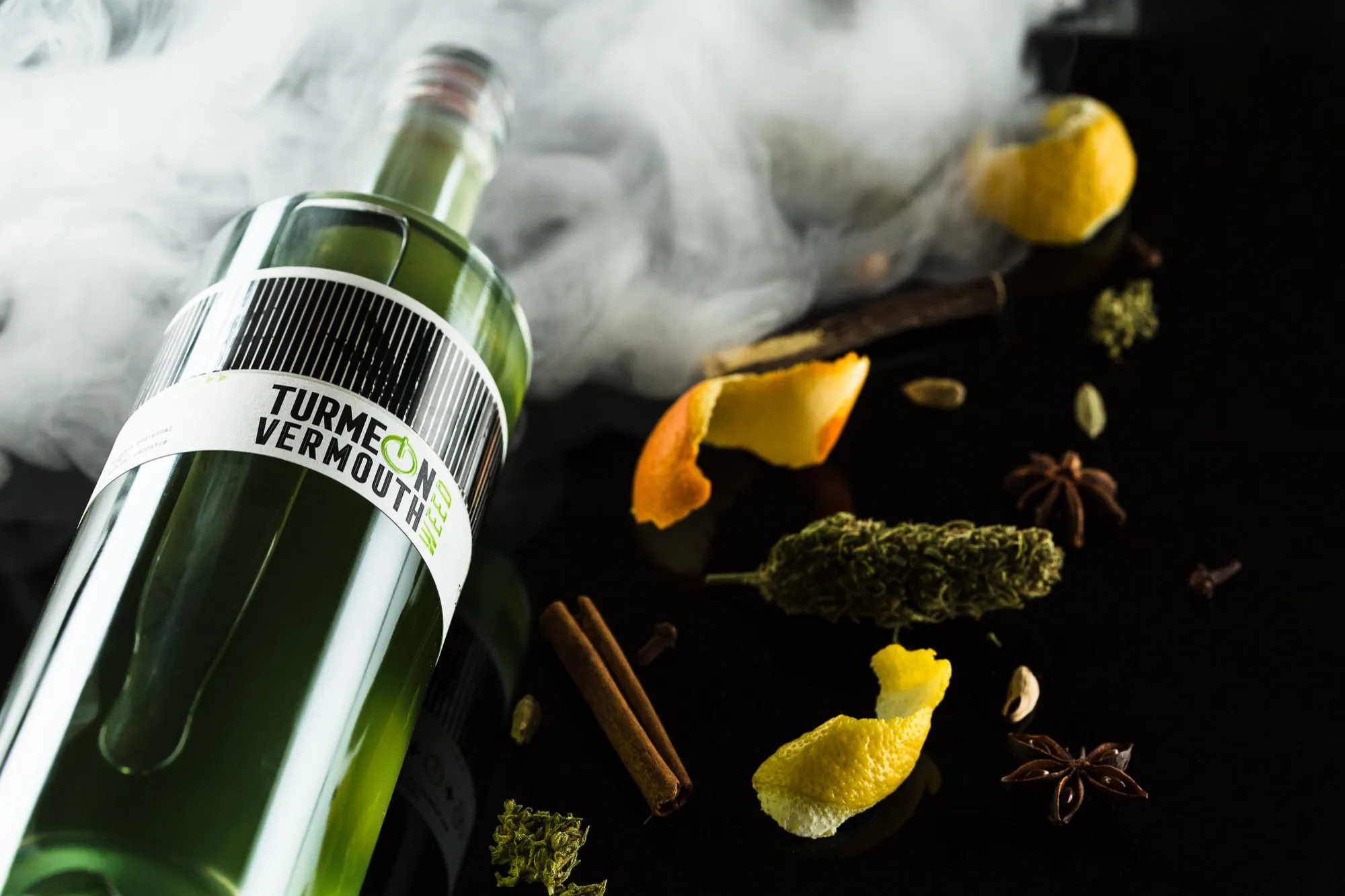Bodegón angular de Turmeon Weed con humo